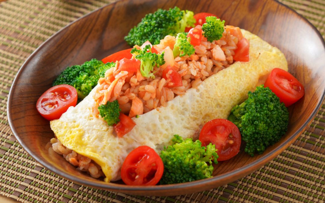 和風鮭魚蛋包飯，讓你吃到豐富纖維的蛋包飯！