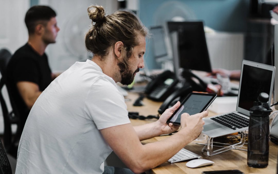 老是當縮頭烏龜？　姿勢不良真頭痛，醫教4招自救