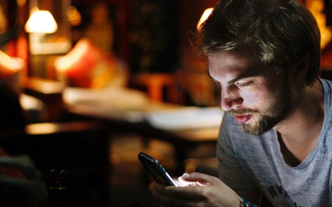 長期低頭族姿勢「欠佳」　教你用3撇步遠離身體痠痛