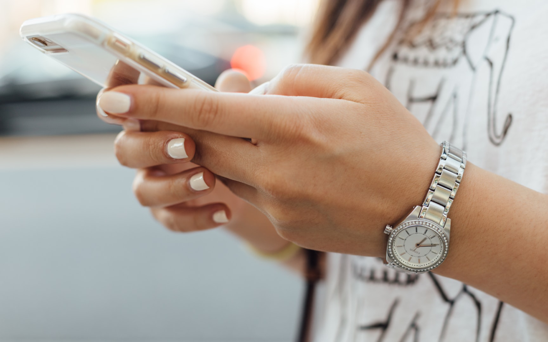 低頭划手機　「頸椎症候群」6大方法不惡化